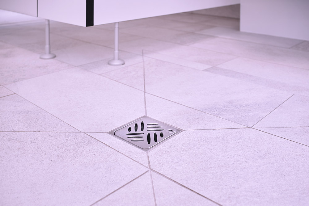 Drenaj de podea cu sistem de blocare și îndepărtare pentru o curățare rapidă.