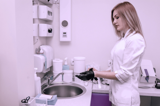 Laborator dentar O asistentă medicală care lucrează lângă o chiuvetă.