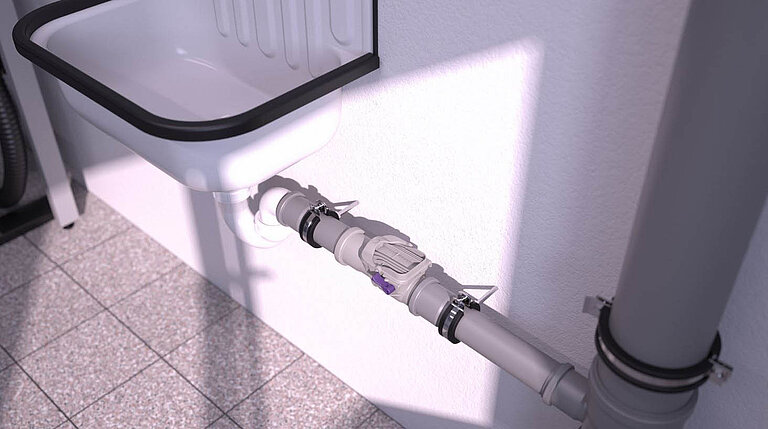 Clapetă antirefulare Staufix DN 50 instalată într-o conductă de canalizare expusă Clapetă antirefulare Staufix DN 50 instalată într-o conductă de canalizare expusă