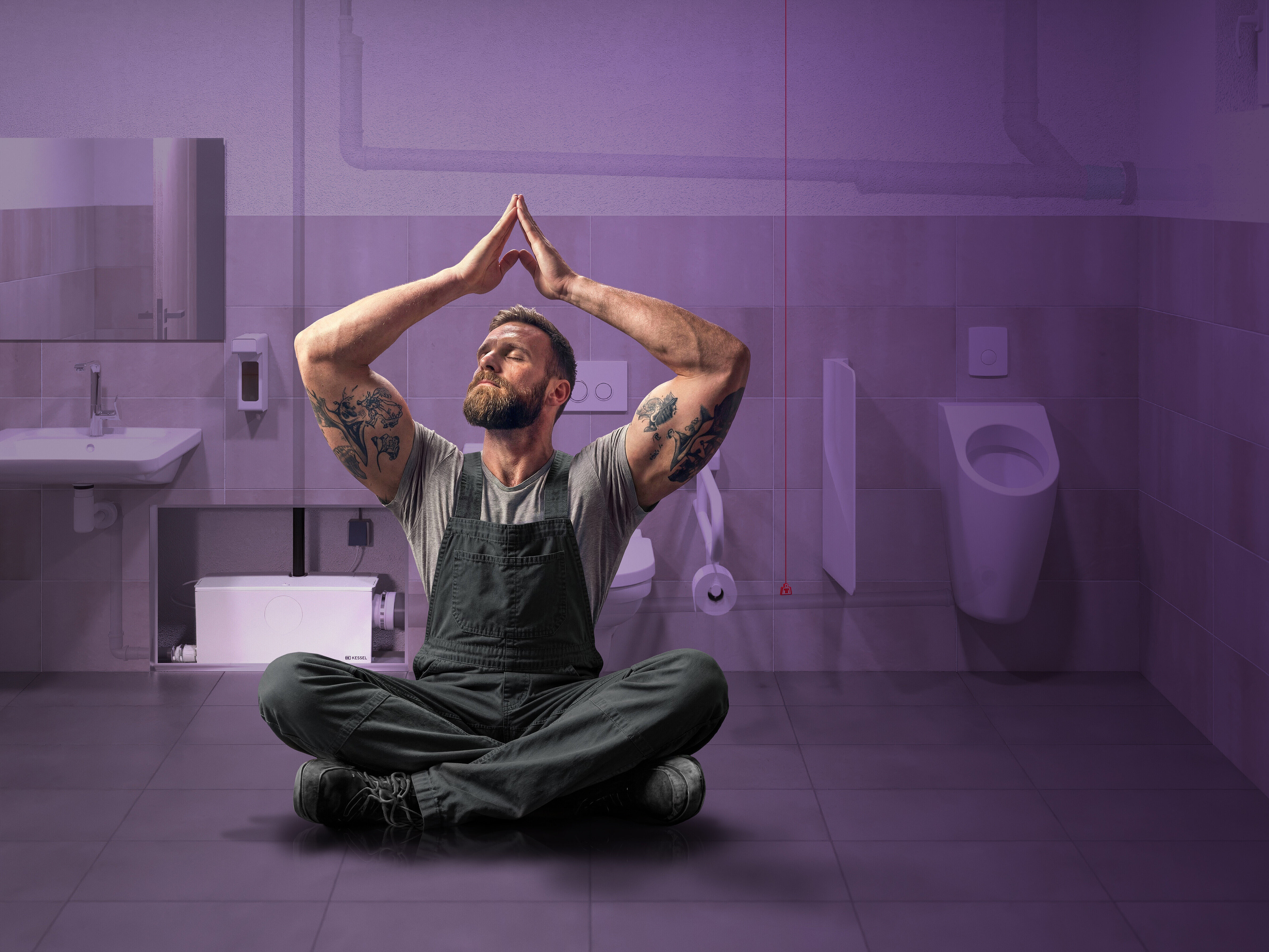 Un meseriaș relaxat într-o toaletă publică, cu un sistem de vidanjare dublă în fundal.