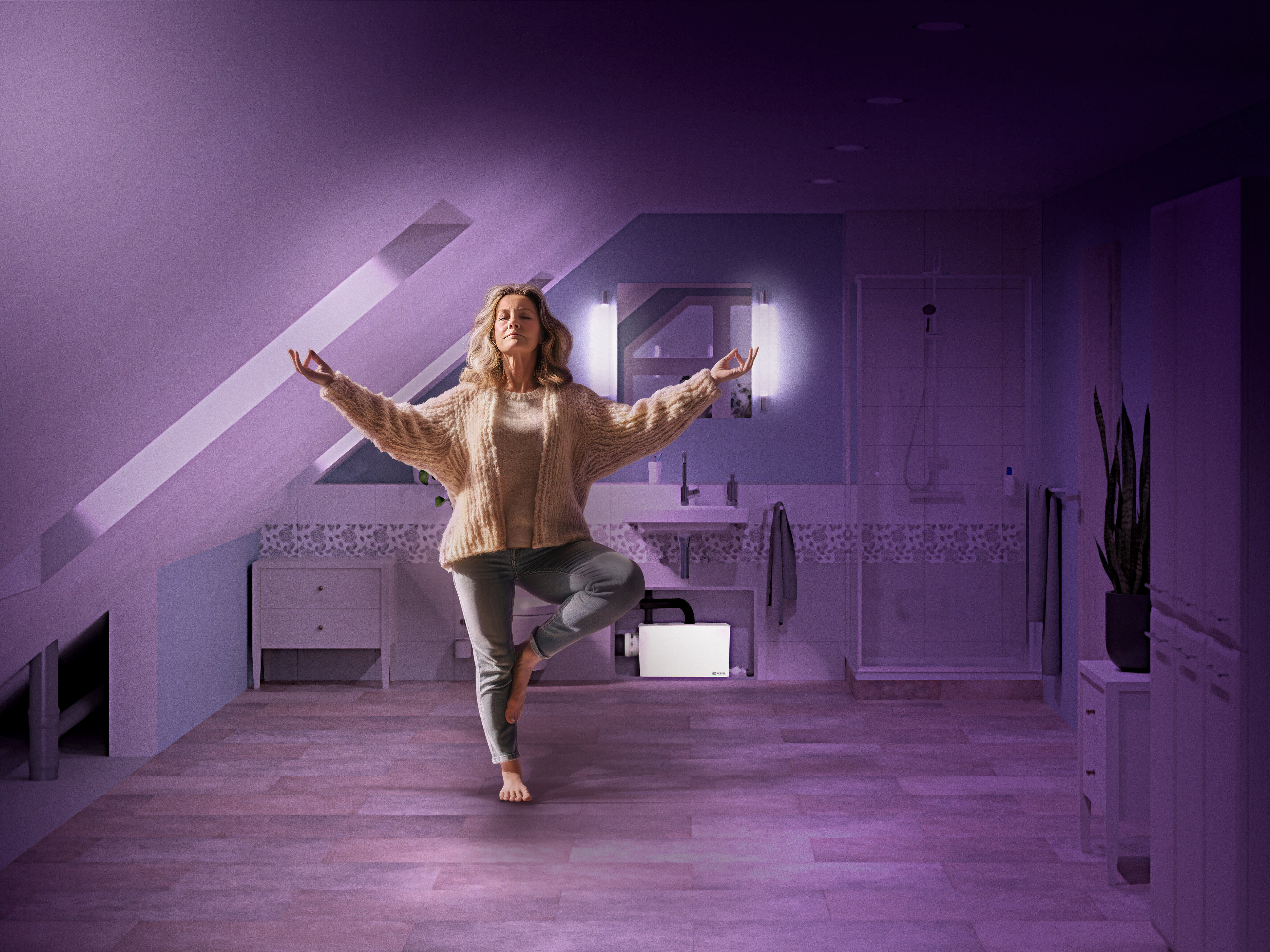 O femeie face yoga în baie, iar în fundal se află un sistem de ridicare compact, instalat astfel încât să ocupe puțin spațiu și să treacă neobservat.