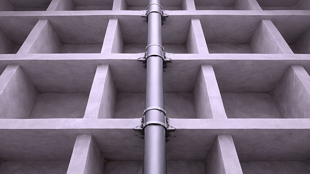 Reprezentare schematică a unei conducte care traversează mai multe planșee spre partea superioară.