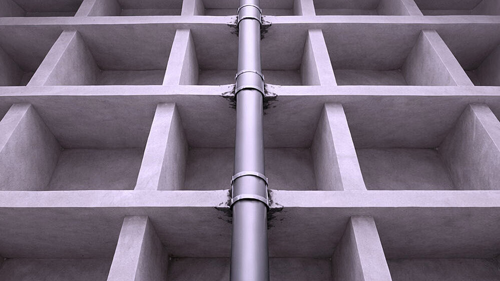 Reprezentare schematică a unei conducte care traversează mai multe planșee spre partea superioară.